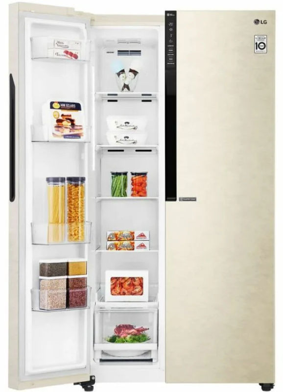Двухкамерный холодильник с продуктами внутри